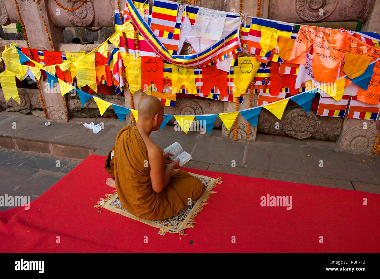 Un moine bouddhiste se lit de texte religieux à Bodh Gya Bouddha Purnima. célébrations durant Banque D'Images