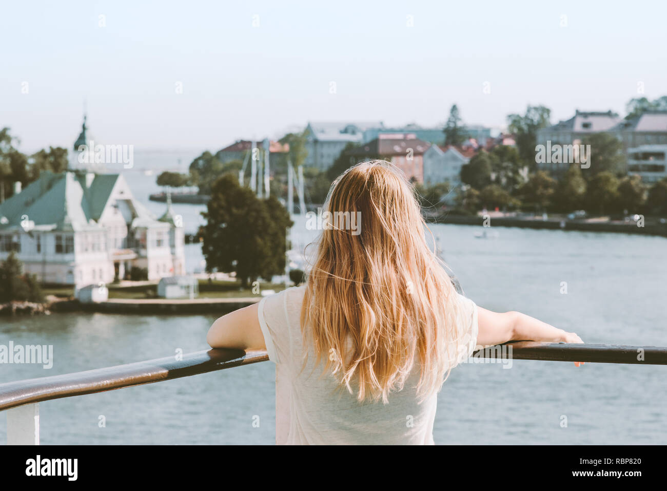 Sites touristiques Sites touristiques de la ville d'Helsinki femme vacances d'été en Finlande voyager en ferry vie fille blonde seule détente tourisme Banque D'Images