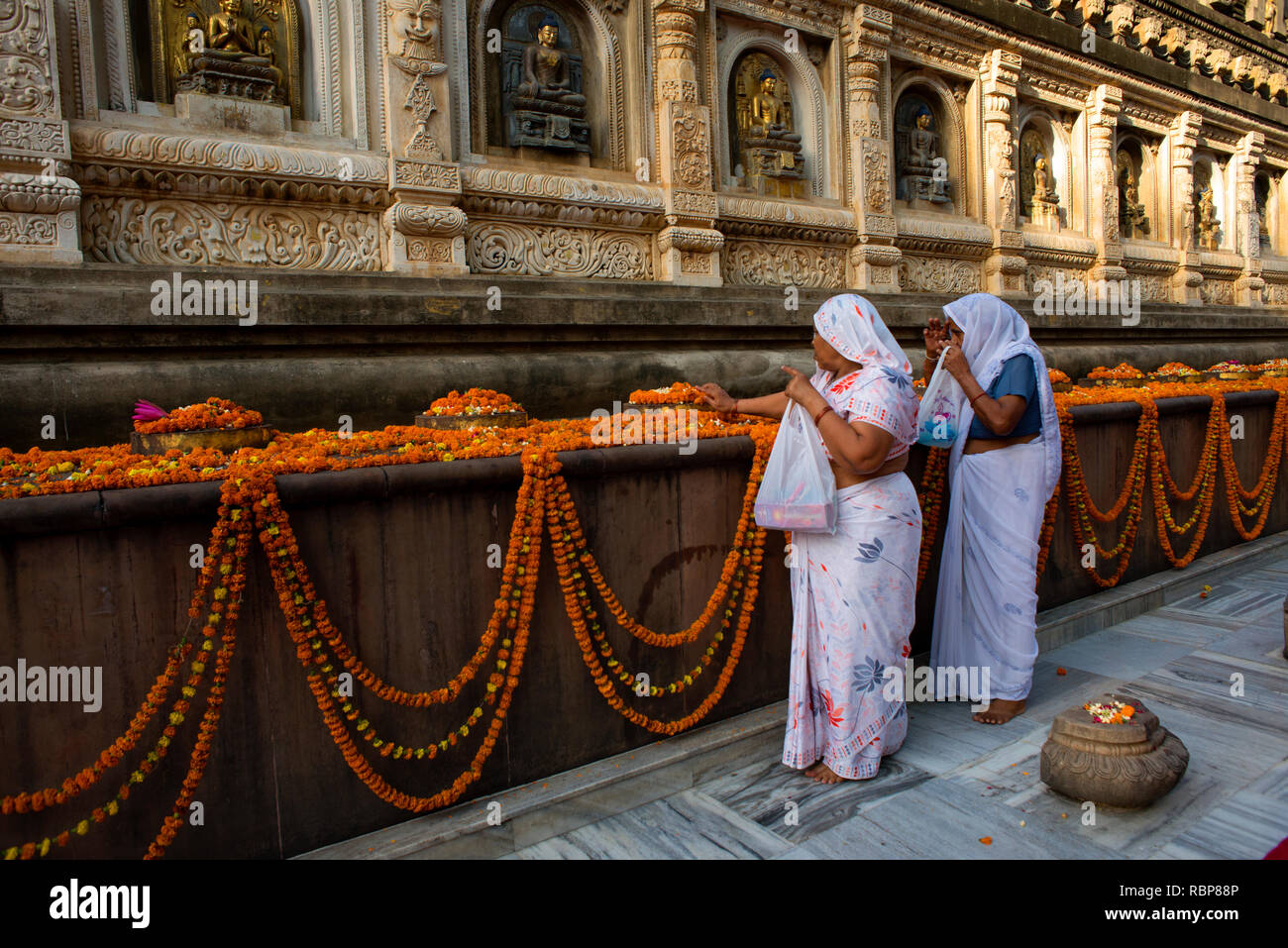 Deux femmes dévots offrir la prière à Bodh-gaya. Banque D'Images