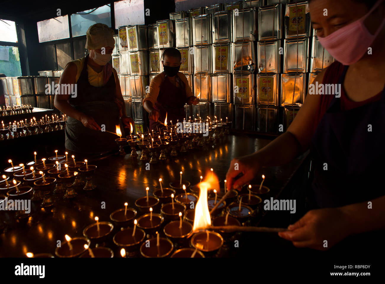 Les moines bouddhistes s'allumer des lampes à huile à l'occasion de Buddha Purnima. Banque D'Images