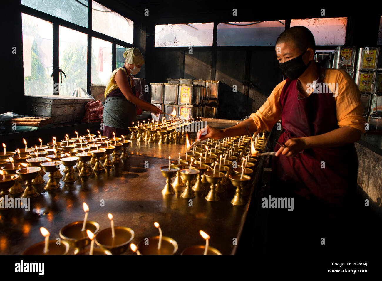 Les moines bouddhistes s'allumer des lampes à huile à l'occasion de Buddha Purnima. Banque D'Images