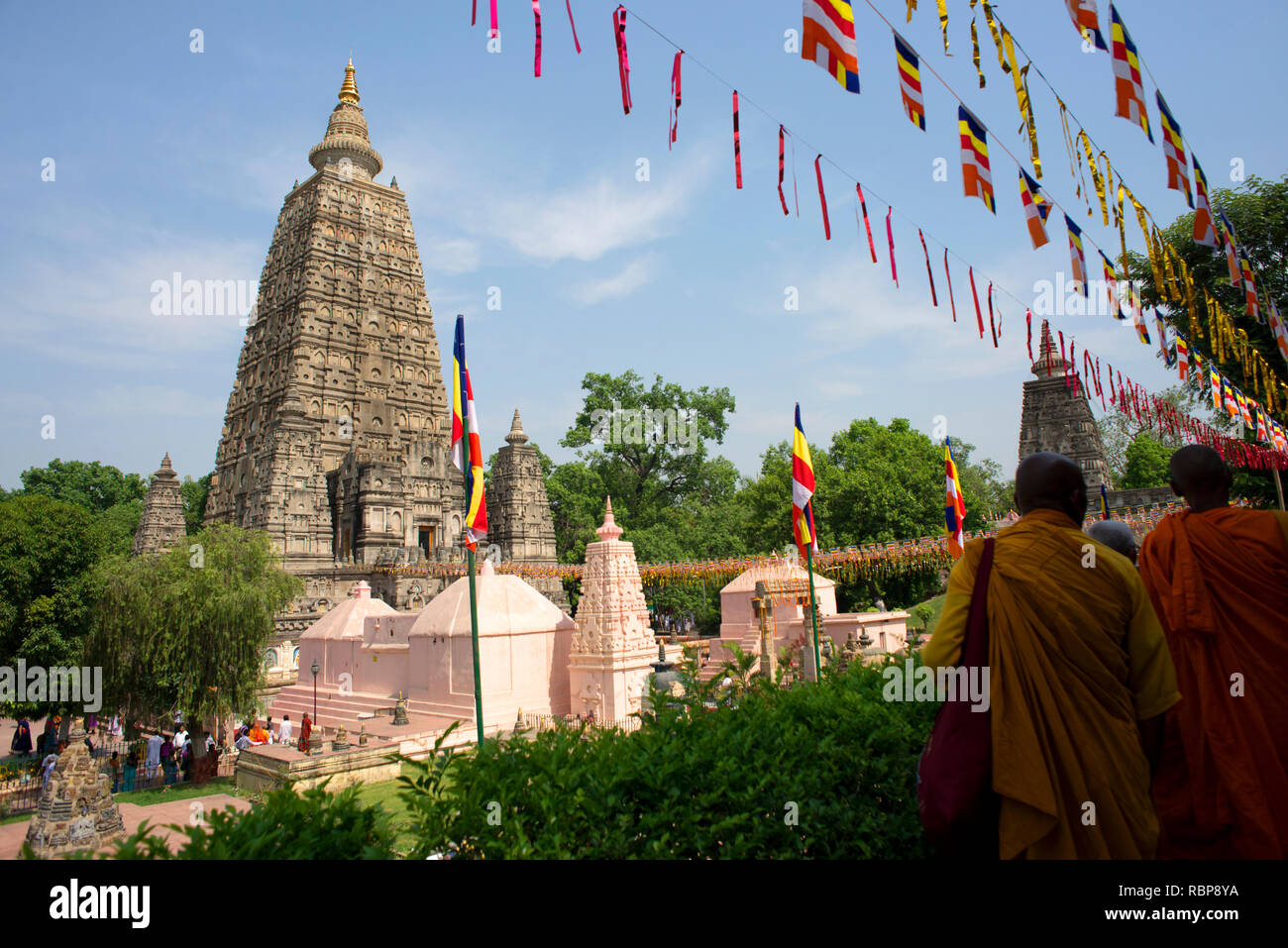 Nmonks circumbulate le temple bouddhiste à Bodh-gaya. Banque D'Images