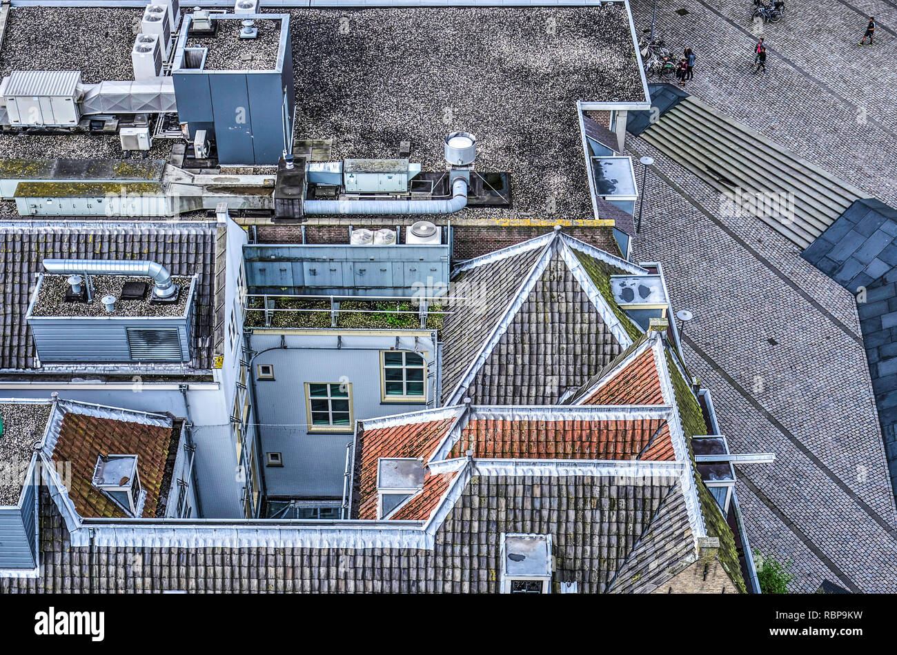 Rotterdam, Pays-Bas, le 10 septembre 2017 : Vue aérienne de maisons avec une combinaison des toitures terrasses, un patio et toit en pente avec des tuiles dans divers Banque D'Images