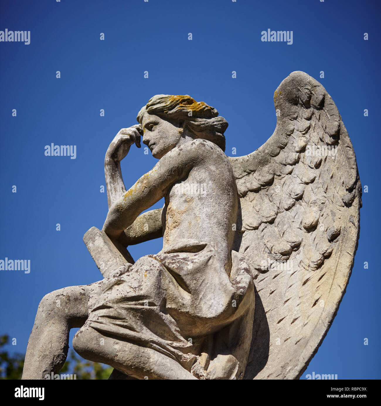 Statue angel dans la lumière du soleil comme un symbole de force, de vérité et de foi Banque D'Images