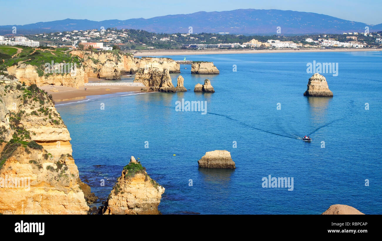 Seascape antenne avec un seul bateau dans Lagos, Algarve, Portugal Banque D'Images