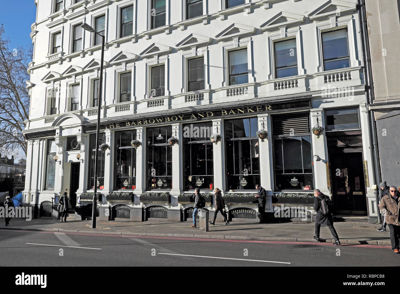 Le Barrowboy et banquier pub vue extérieure sur Borough High Street à Southwark, Londres du sud Royaume-uni KATHY DEWITT Banque D'Images