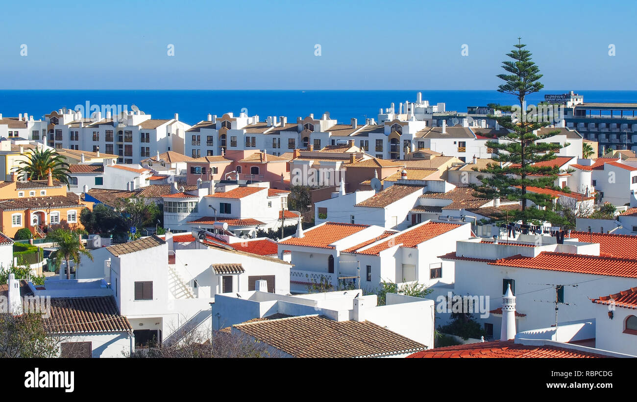Les petites maisons blanches avec des toits d'orange, de l'océan Atlantique à l'horizon, Lagos < Portugal Banque D'Images