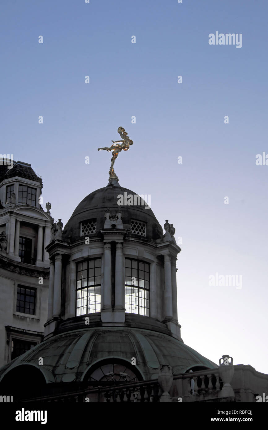 Statue d'Ariel figure silhouette sur le toit de la Banque d'Angleterre Vue extérieure de Lothbury & Princes Street London EC2 England UK KATHY DEWITT Banque D'Images