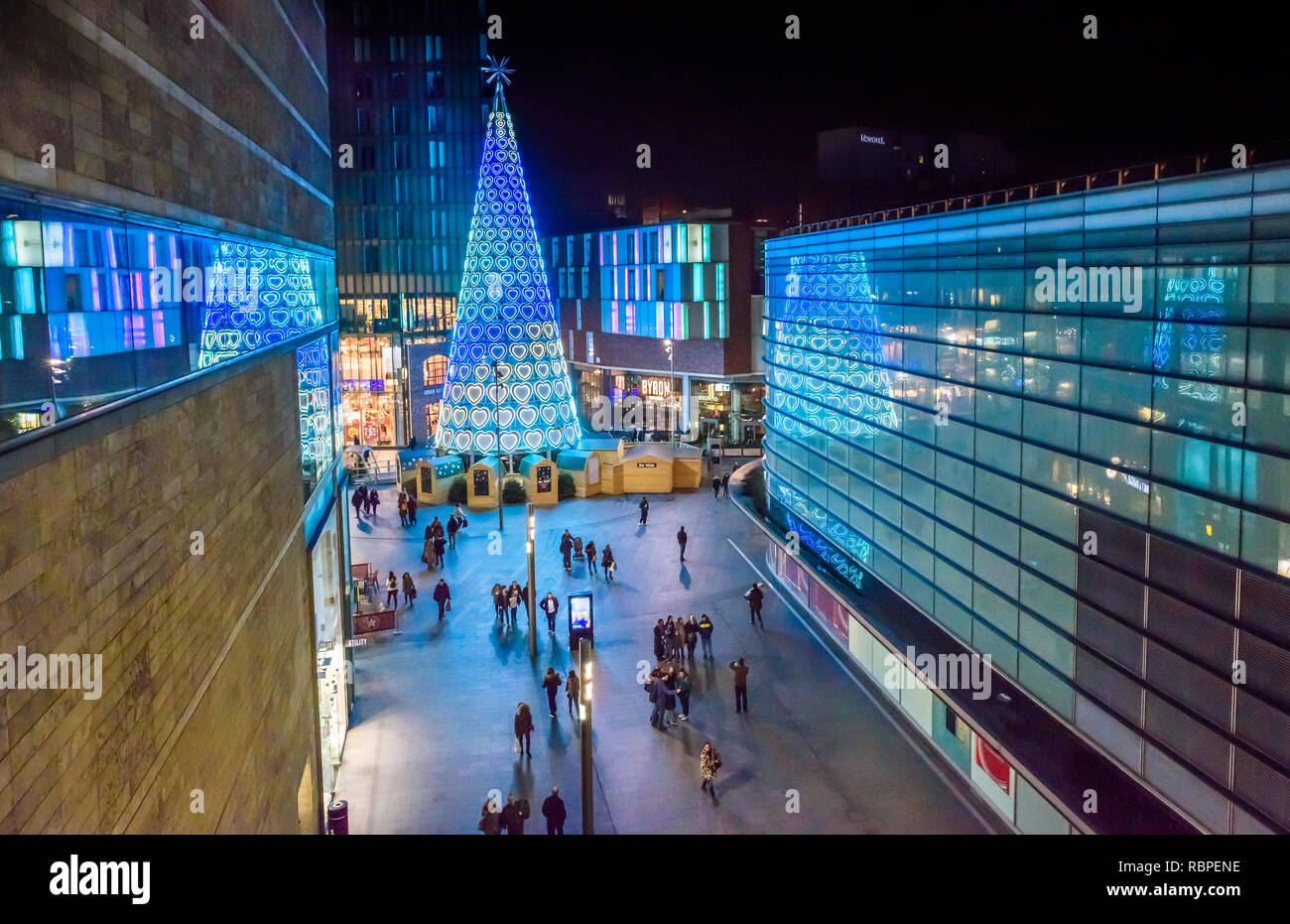 Arbre de Noël lumineux géant au centre commercial Liverpool One, Merseyside, Angleterre, Royaume-Uni. Banque D'Images