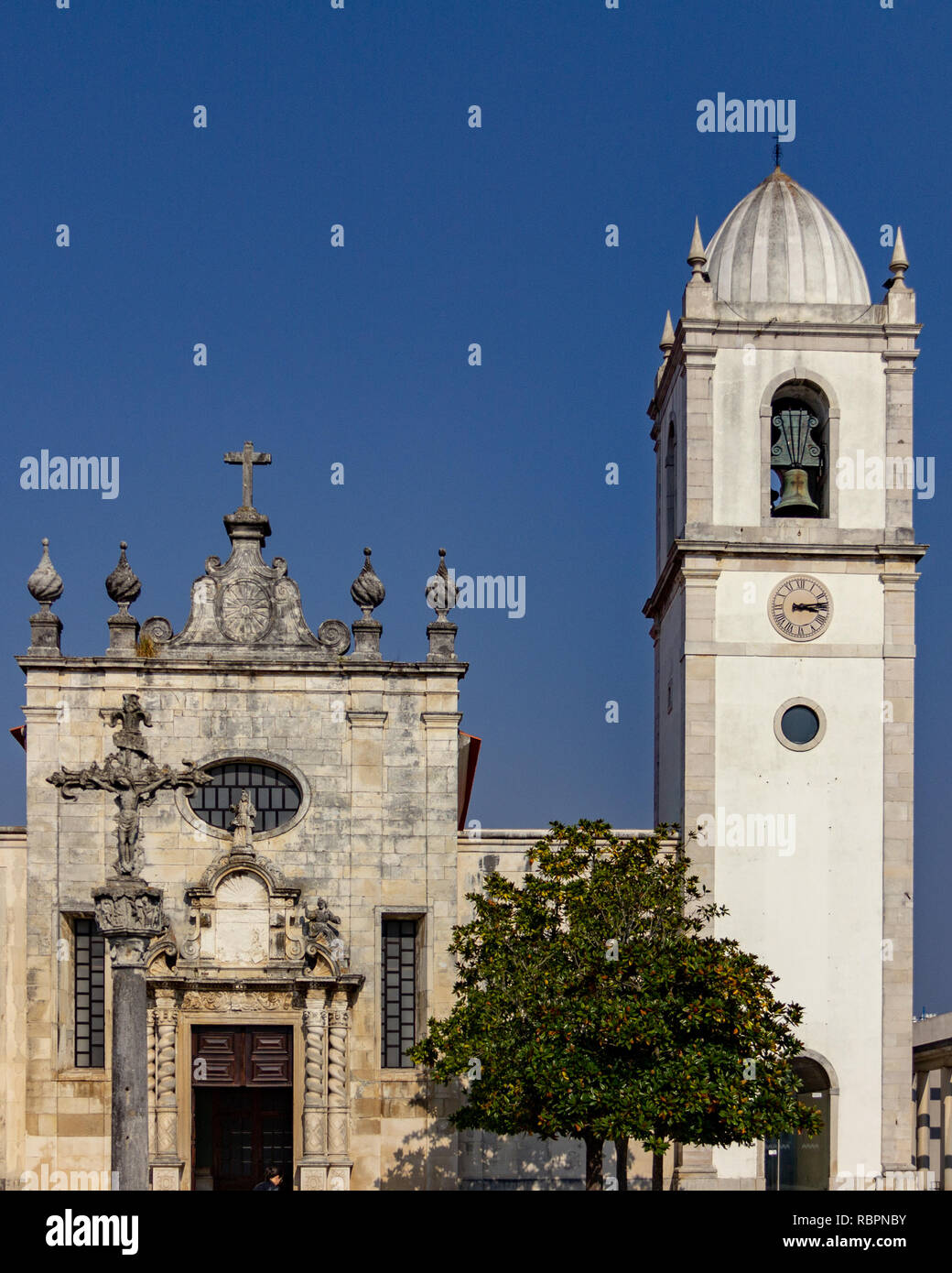 Église de Saint Jean l'Évangéliste (Ingreja de São João Evangelista) à Aveiro, Portugal sous un ciel bleu Banque D'Images