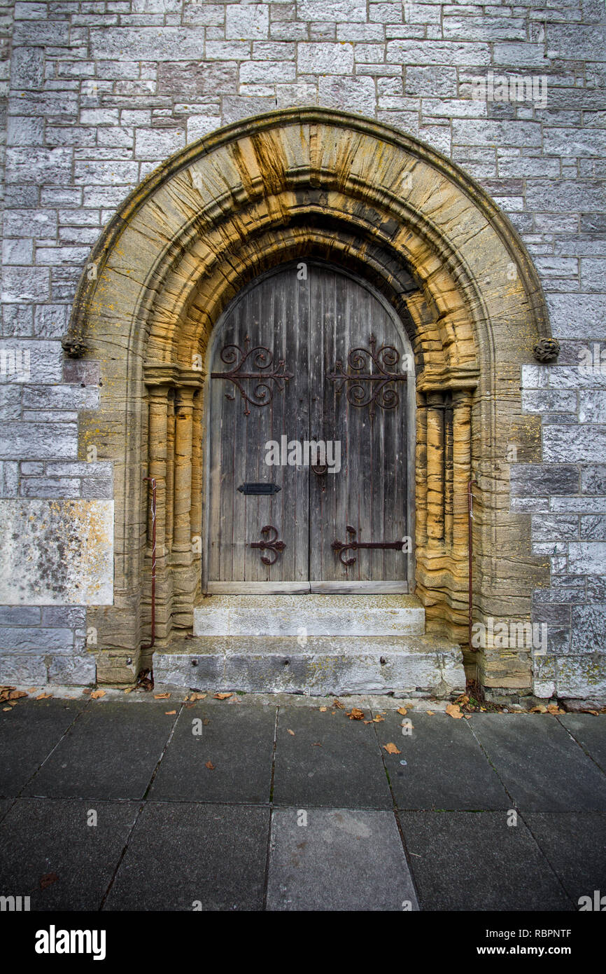 Porte intéressant trouvés à Plymouth, en Angleterre avec un bâti en pierre colorée et Weathered Wood et porte en fer noir Banque D'Images