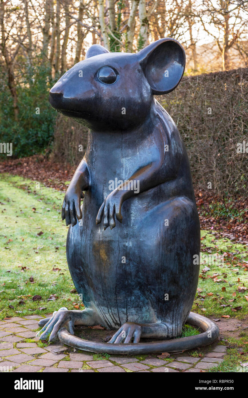 Grande statue d'une souris dans le parc du Musée Robert Burns, Alloway, Ayr, Scotland en hommage à brûler pour le poème "une souris". Banque D'Images