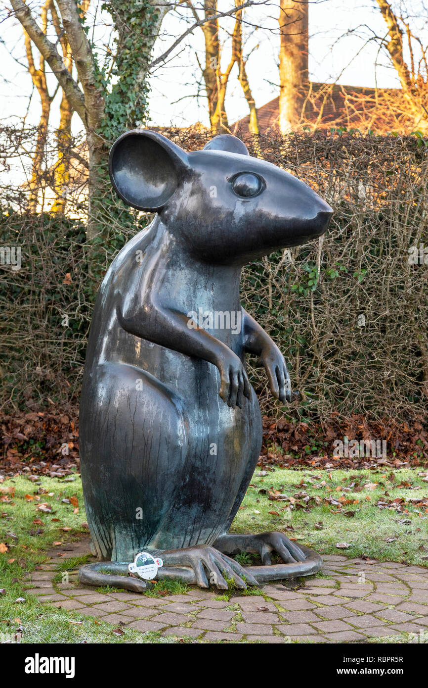 Grande statue d'une souris dans le parc du Musée Robert Burns, Alloway, Ayr, Scotland en hommage à brûler pour le poème "une souris". Banque D'Images