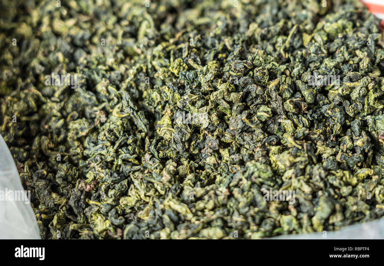 Le séchage des feuilles de thé vert chinois à l'intérieur dans la province de Fujian Tulou Banque D'Images