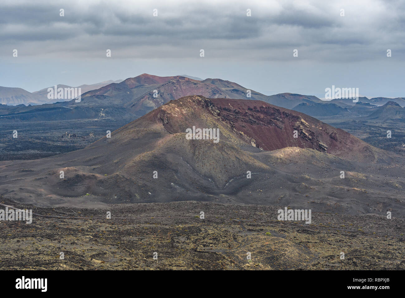 Cône volcanique dans les zones arides Le Parc National de Timanfaya, Lanzarote, Espagne Banque D'Images