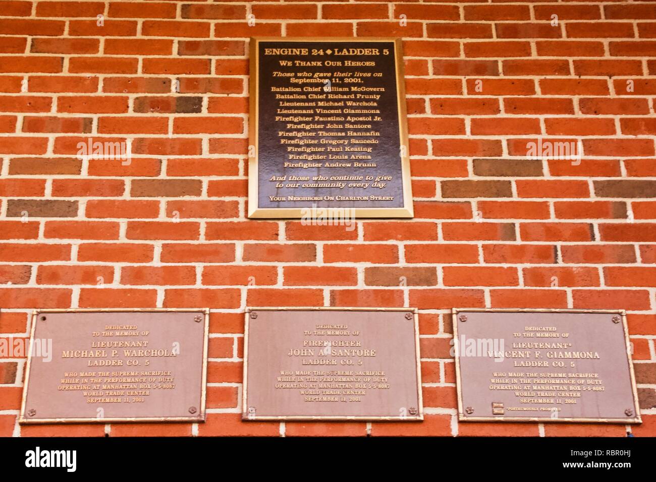 24 Moteur de 5 plaques commémoratives sur Charlton Street, New York City pour commémorer les pompiers qui ont perdu la vie dans les attentats Banque D'Images