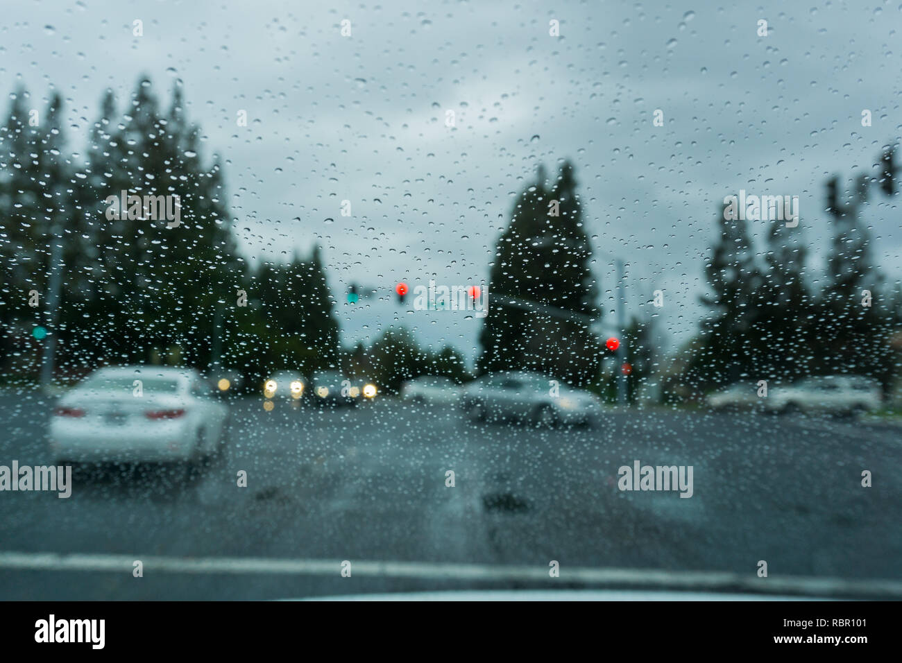 Gouttes de pluie sur le pare-brise en roulant sur un jour de pluie ; Californie Banque D'Images
