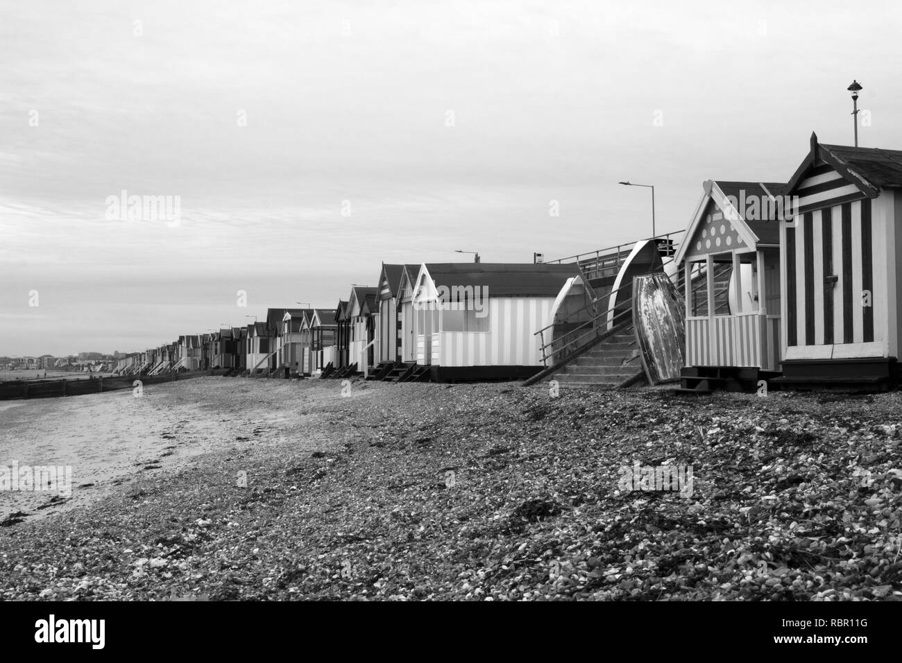 Image en noir et blanc des cabanes de plage à Banque D'Images