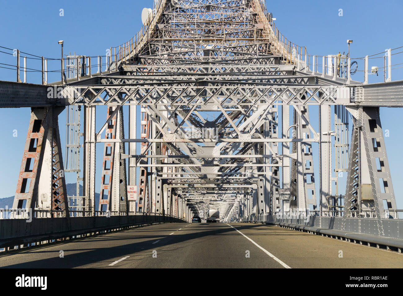 La conduite sur Richmond - San Rafael (pont John F. McCarthy Memorial Bridge) sur une journée ensoleillée, la baie de San Francisco, Californie Banque D'Images