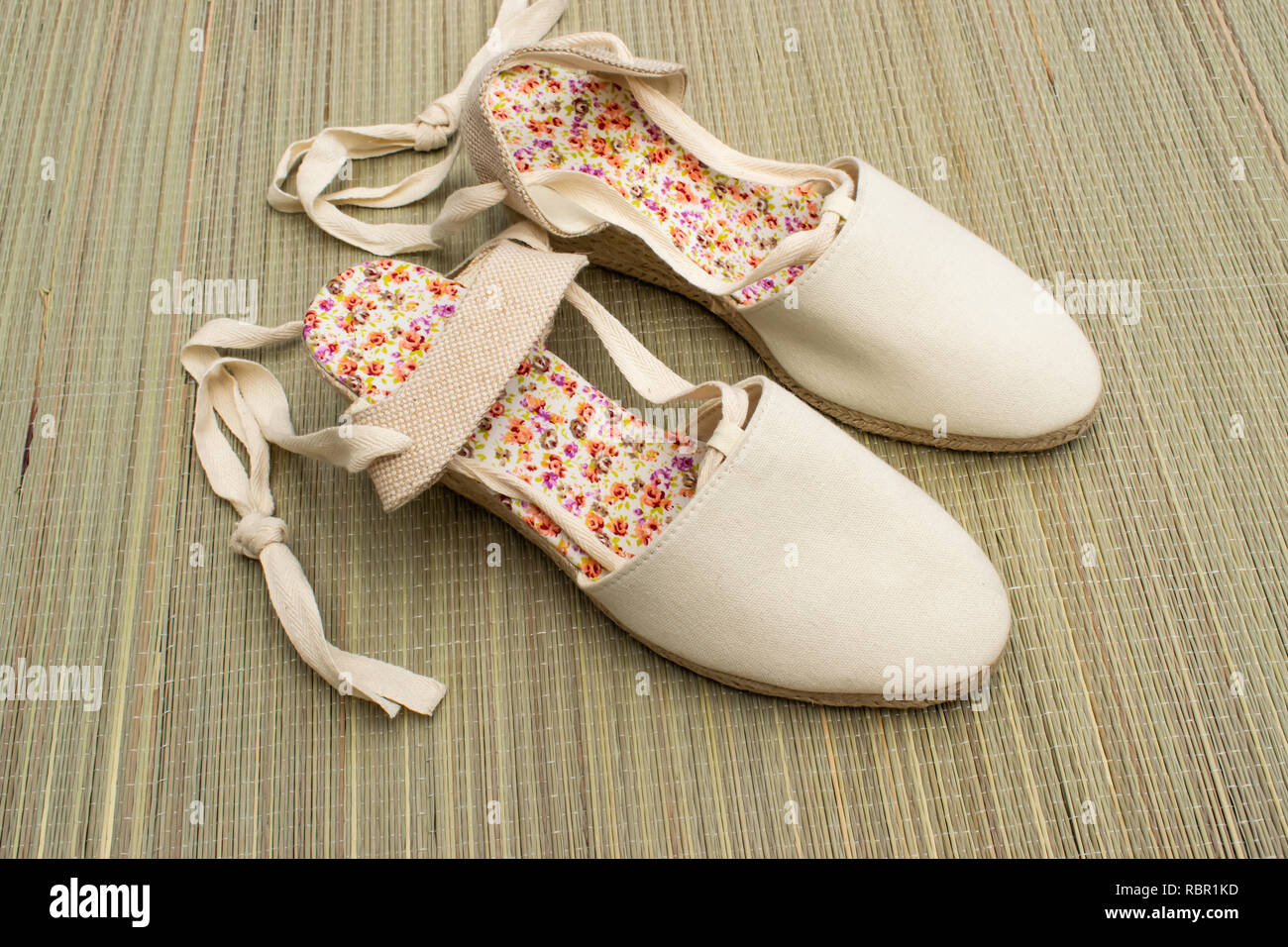 Sandales d'été jolie,style vintage chaussures espadrilles isolé sur un tapis de plage en été. Banque D'Images