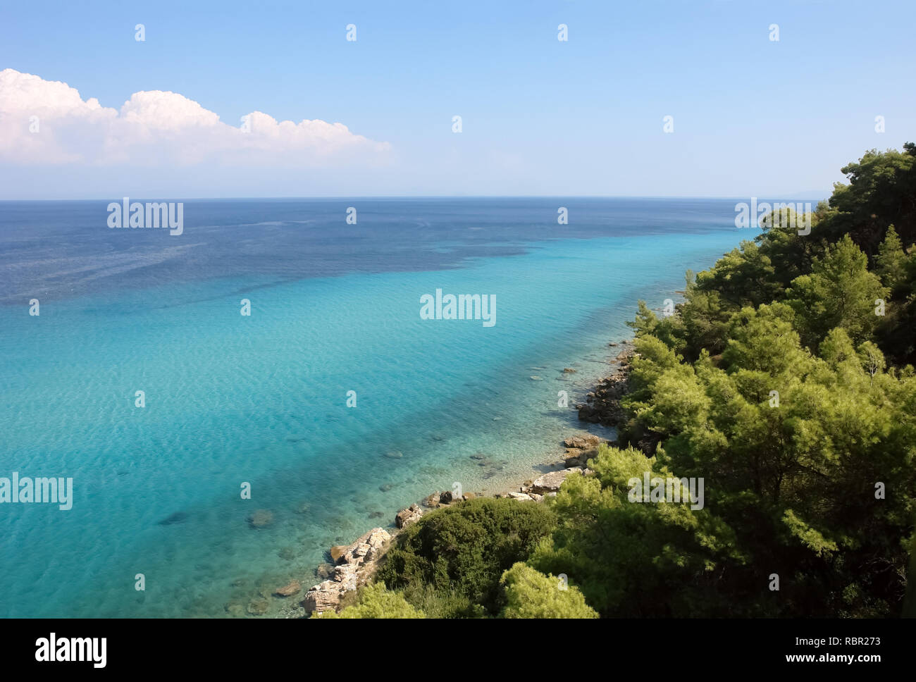 Vue panoramique depuis la colline sur la côte avec de l'eau cristalline de la mer couleur turquoise, la péninsule de Halkidiki, Grèce. Banque D'Images