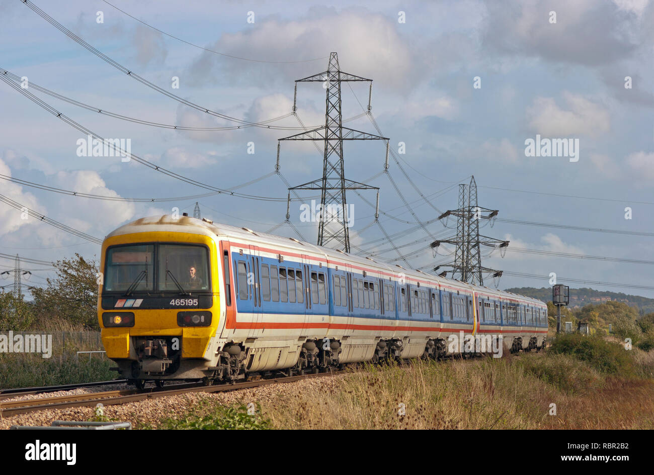 Une paire de class 465 numéros de réseaux électriques 465195 et 465197 d'un travail de la côte nord du Kent dans le sud-est près de Chalk service dans le Kent. Banque D'Images