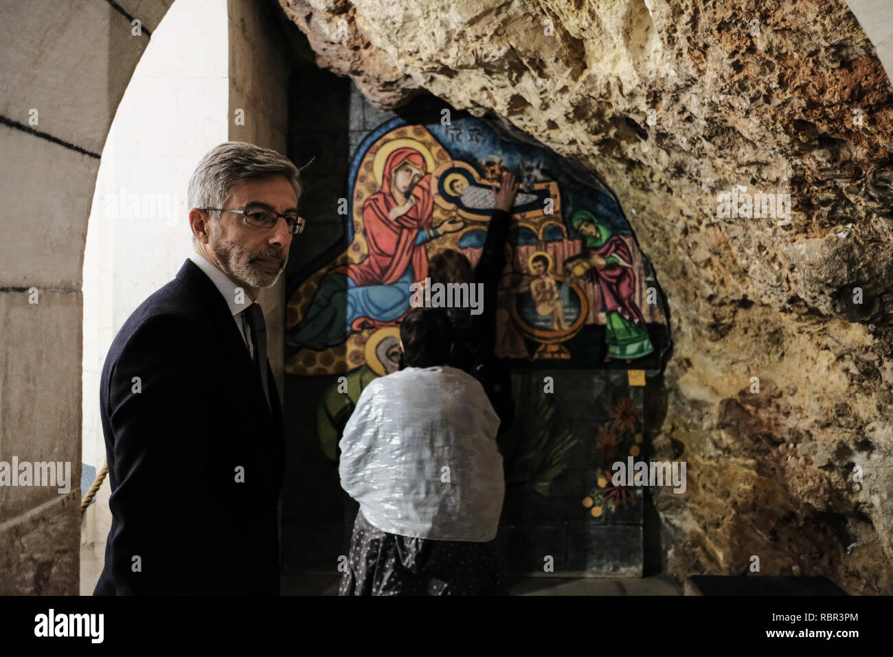 Le Consul Général de France à Jérusalem, Pierre Cochard, visite la crypte sous l'église de Sainte Anne dans le cadre d'une tournée d'actifs français dans Jér Banque D'Images