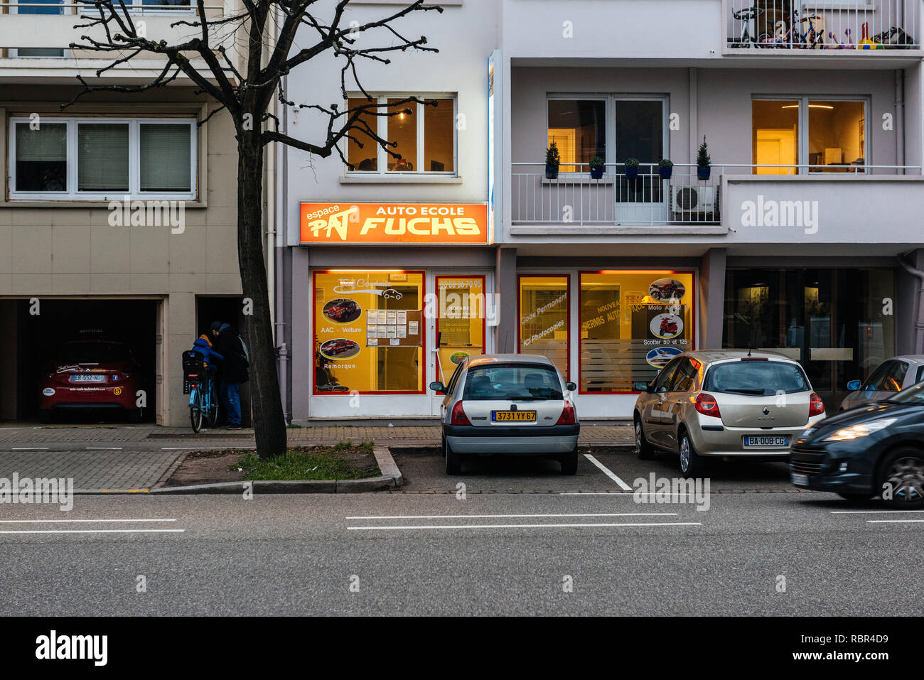 STRASBOURG, FRANCE- Jan 31, 2018 : école de conduite Auto Ecole Fuchs au crépuscule à Strasbourg avec façade illuminée Banque D'Images