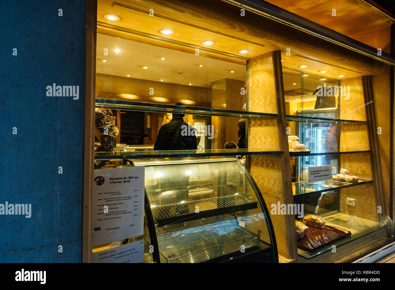 STRASBOURG, FRANCE- Jan 31, 2018 : vue depuis la rue de gens acheter du pain et pâtisseries de la boulangerie française Patrick à Strasbourg, Alsace Banque D'Images