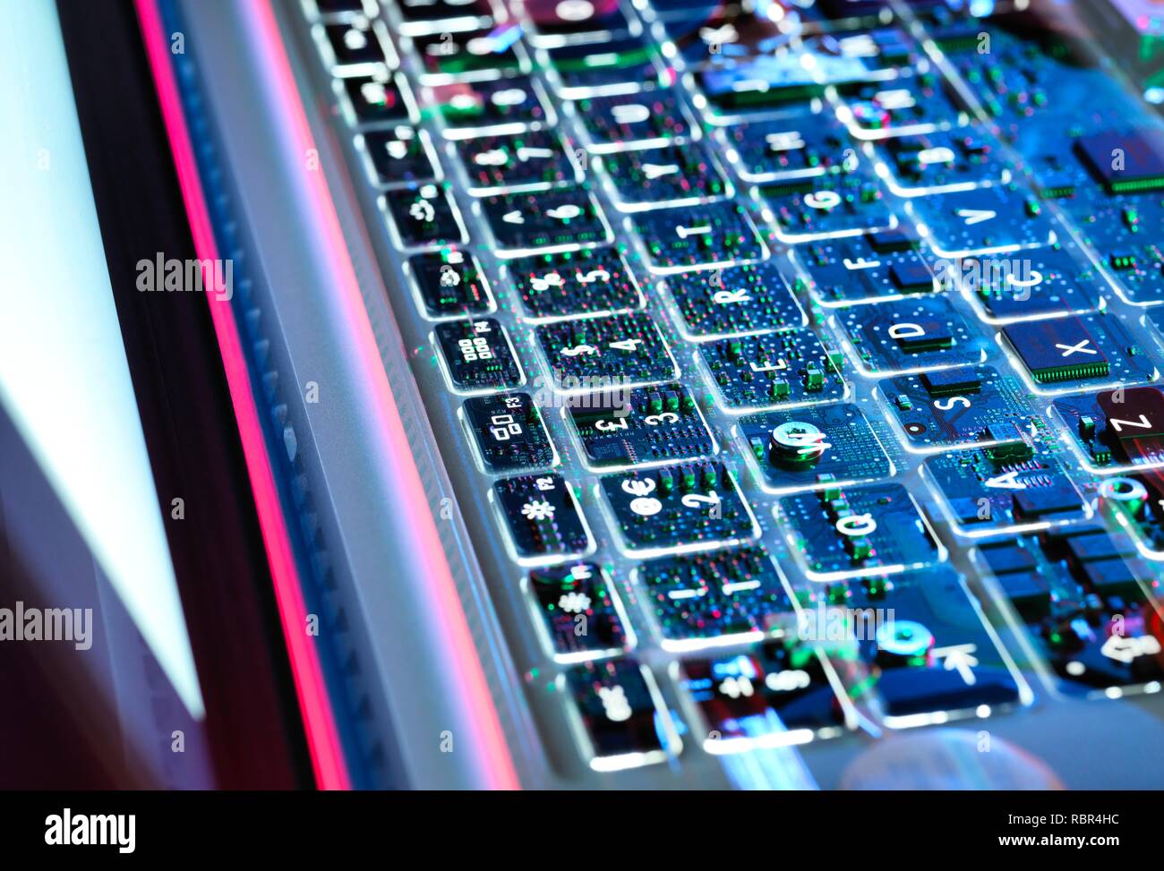 Double exposition d'un clavier d'ordinateur portable montrant l'électronique en dessous. Banque D'Images