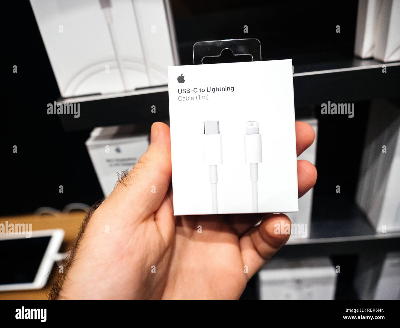 PARIS, FRANCE - OCT 25, 2018 : l'emballage des ordinateurs Apple C-USB câble d'éclairage à l'intérieur de l'Apple Store Banque D'Images