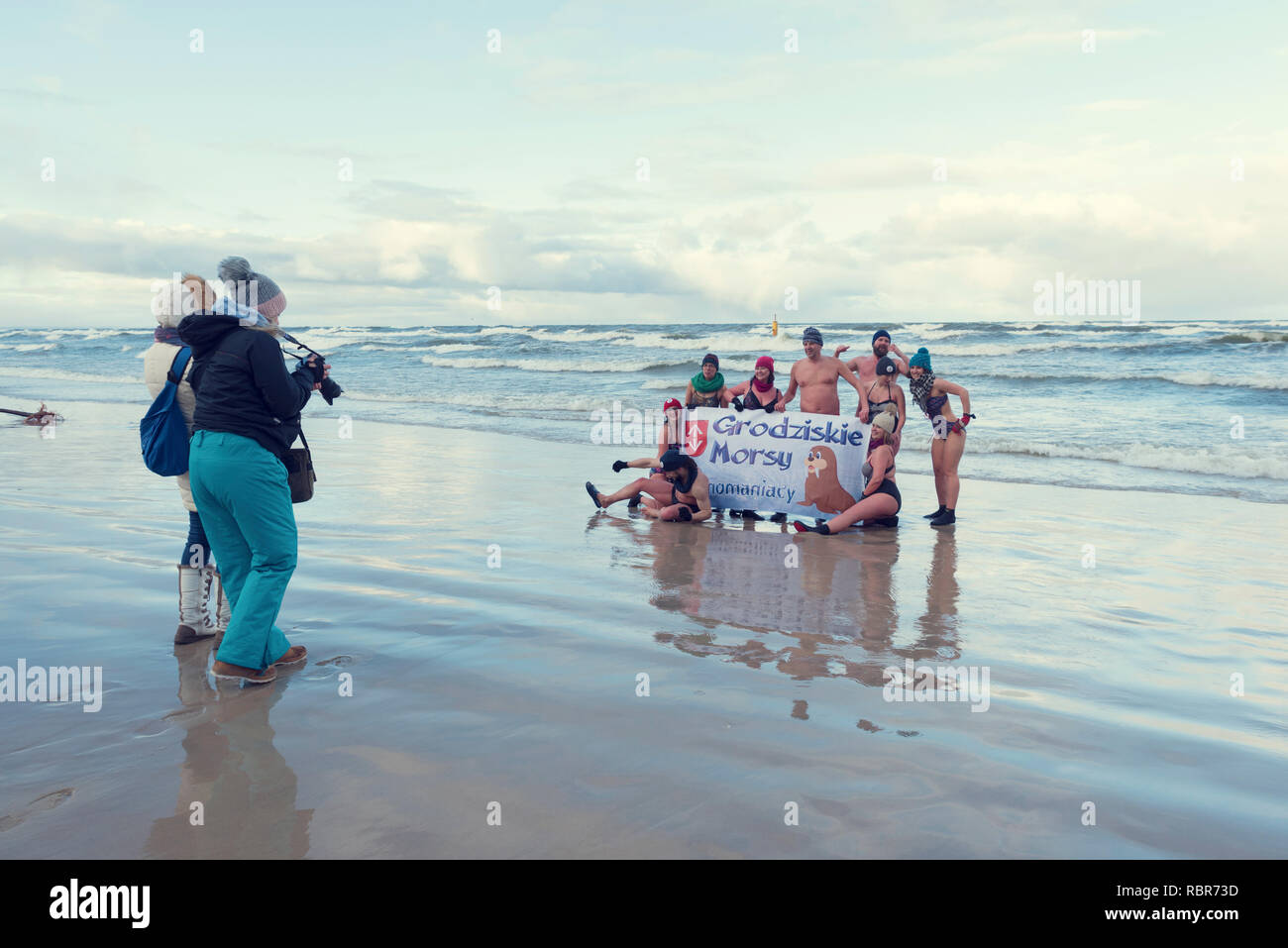 5 Jan 2019, Stegna, Pologne. Beaucoup de gens à prendre des photos avec l'affiche pendant l'hiver, nager dans la mer Banque D'Images