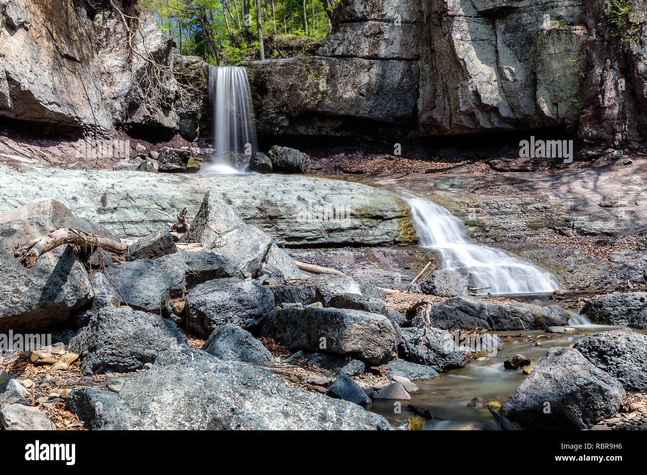 Petites chutes cascade dans la forêt près de Vladivostok, Russie Banque D'Images