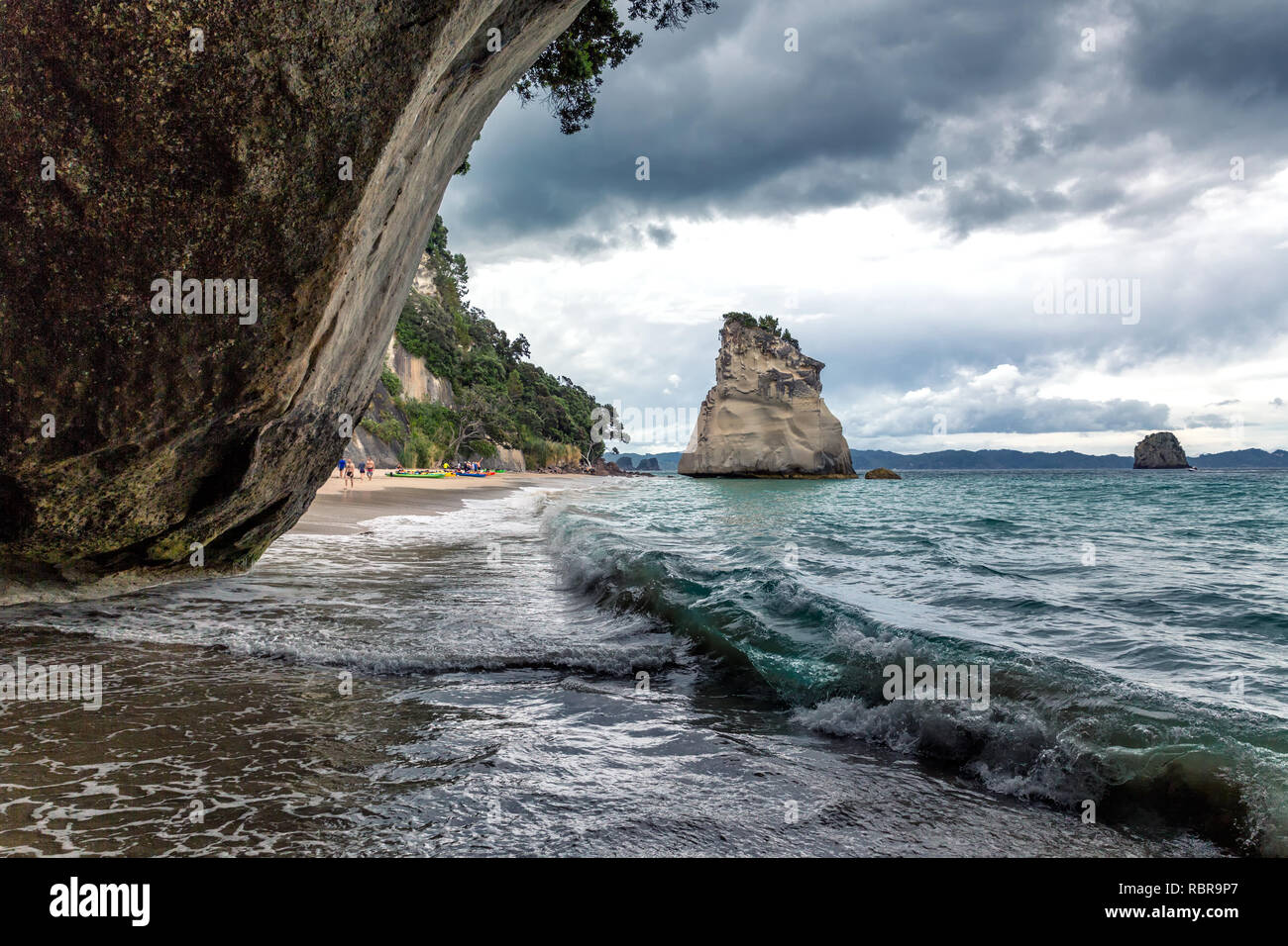 Gros rocher sur la plage de la Cathédrale, péninsule de Coromandel, Nouvelle-Zélande Banque D'Images