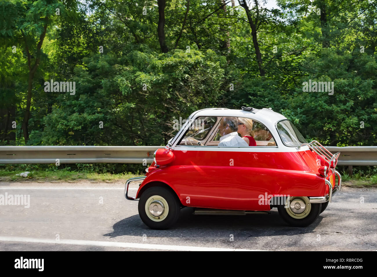 Bratislava, Slovaquie - 2 juin 2018 : BMW Isetta Coupé prend part à l'exécuter pendant le rallye automobile 2018 Kamenak vétéran au Kamenny mlyn roadhouse Banque D'Images
