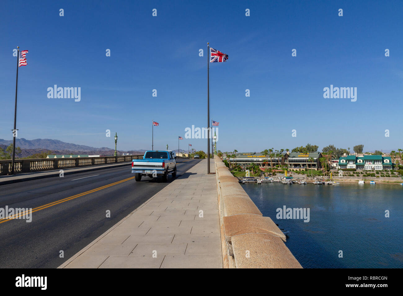 Pick up truck passant sur le pont de Londres à Lake Havasu City, l'ouest de l'Arizona, United States. Banque D'Images