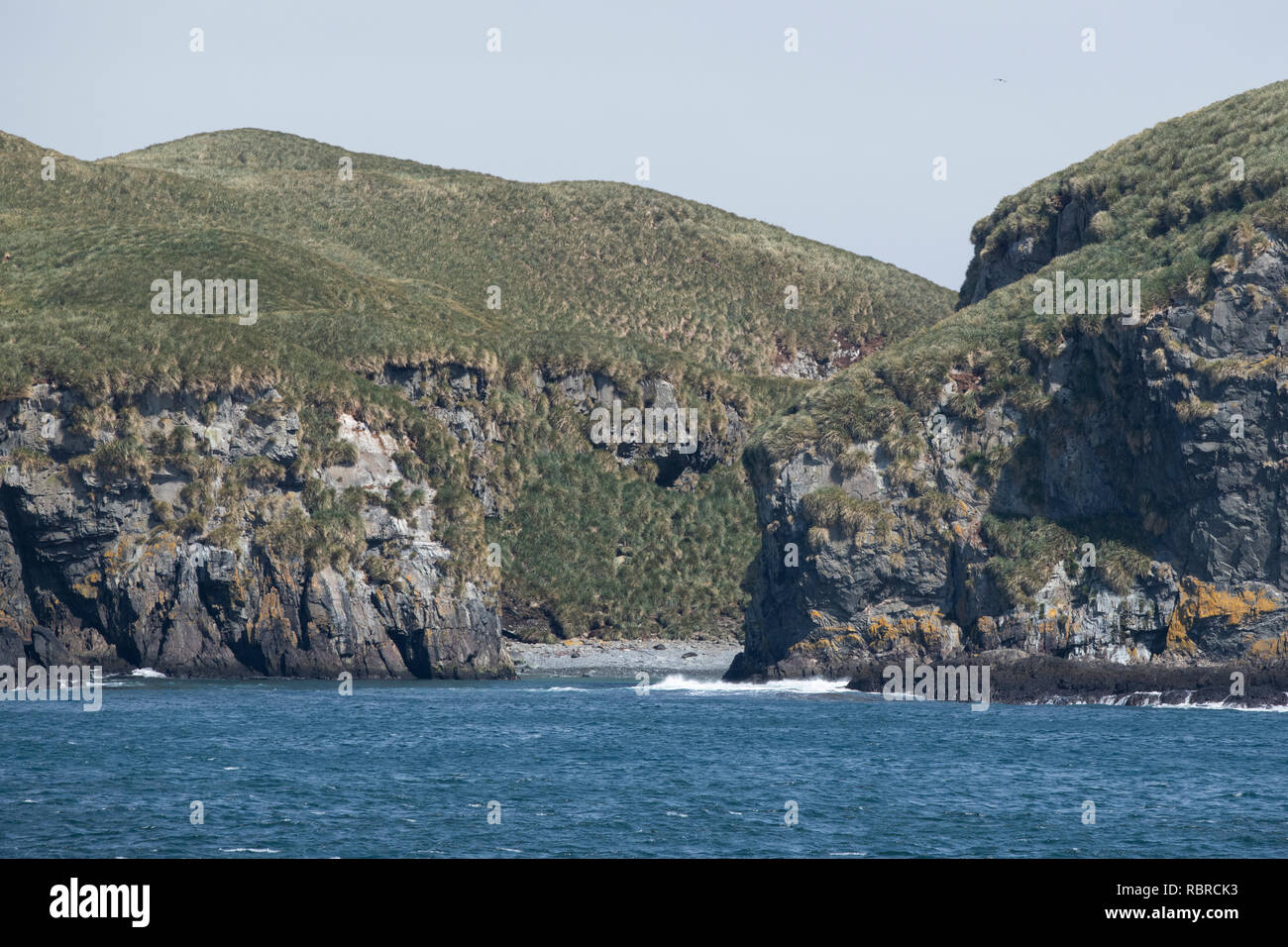 La Géorgie du Sud, le roi Haakon Bay, caverne Cove. Zone où le James Caird débarquées après Shackleton's epic tentative de sauvetage de l'Île Eléphant en mai 1916 d Banque D'Images