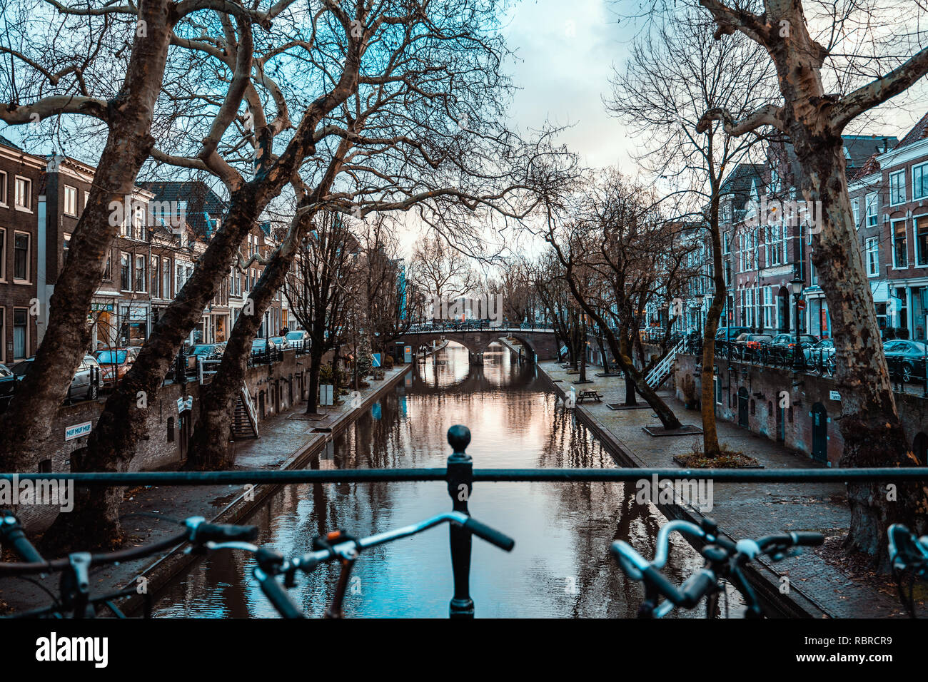 Des vélos sur un pont à Amsterdam, Pays-Bas par temps couvert humide transport destination vacances Banque D'Images