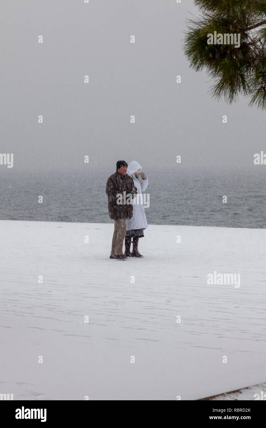 Un couple en train de marcher dans la neige,grèce,Thessalonique Banque D'Images