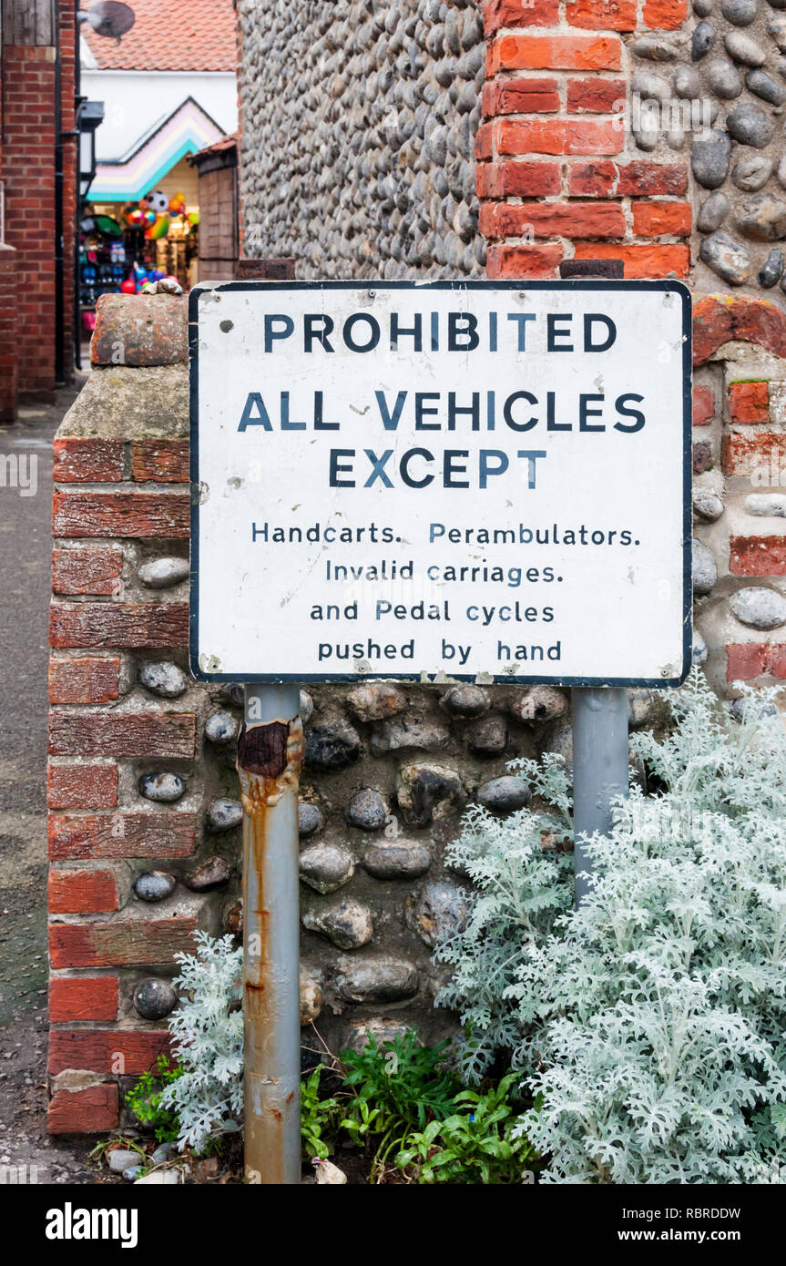 Ancien panneau routier à Sheringham, North Norfolk, interdit à tous les véhicules à l'exception de charrettes à bras, poussettes, landaus et cycles non valide est actionné à la main. Banque D'Images