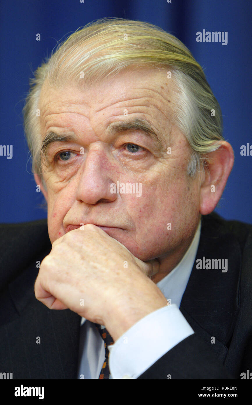 Varsovie, Mazovie / Pologne - 2007/02/05 : Zbigniew Religa - Ministre de la santé dans un cabinet polonais et célèbre chirurgien cardiaque lors d'une conférence de presse Banque D'Images