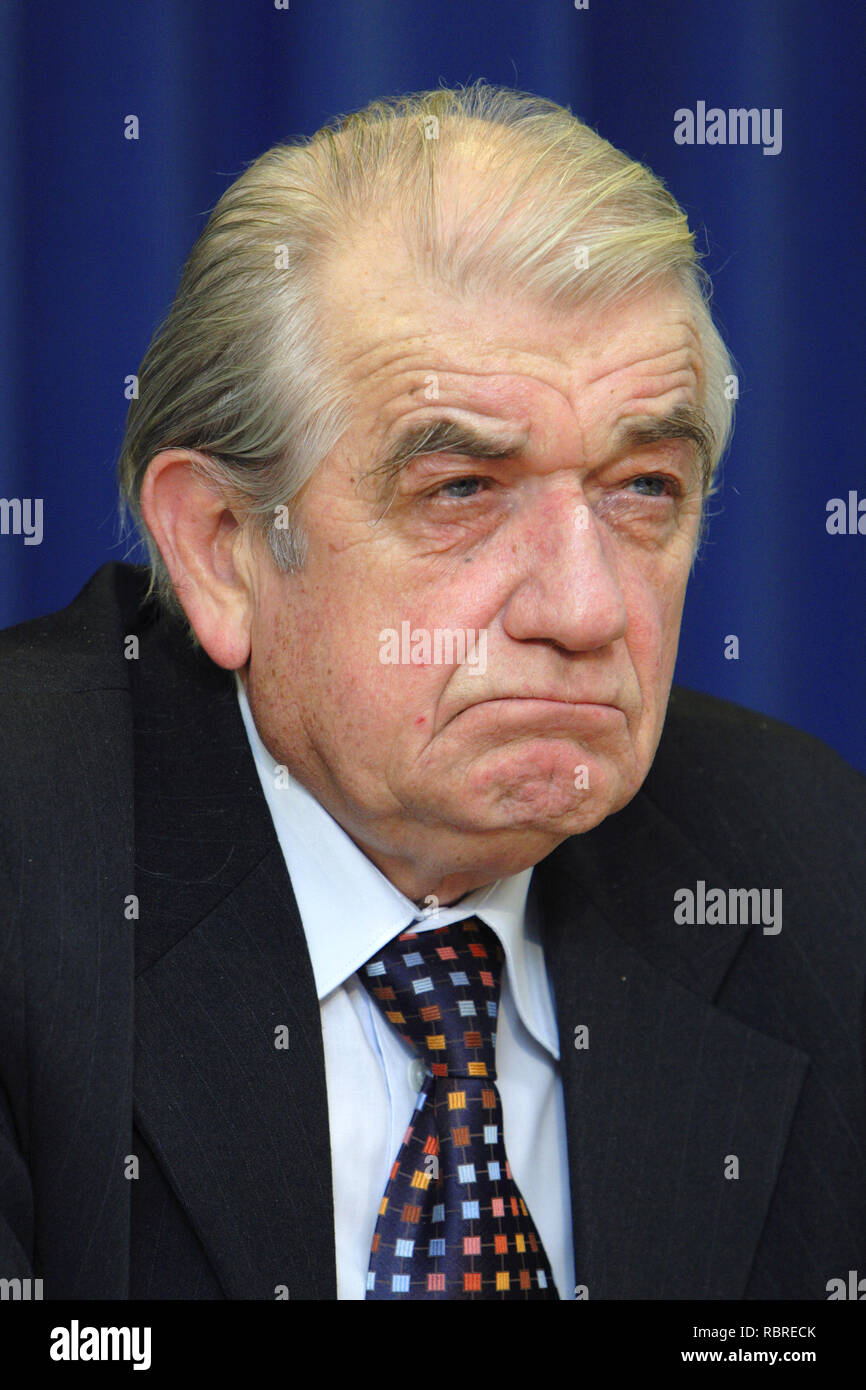 Varsovie, Mazovie / Pologne - 2007/02/05 : Zbigniew Religa - Ministre de la santé dans un cabinet polonais et célèbre chirurgien cardiaque lors d'une conférence de presse Banque D'Images