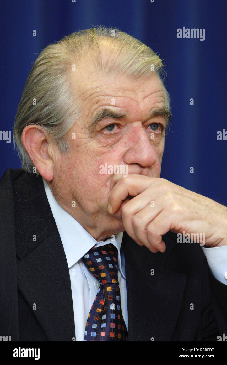 Varsovie, Mazovie / Pologne - 2007/02/05 : Zbigniew Religa - Ministre de la santé dans un cabinet polonais et célèbre chirurgien cardiaque lors d'une conférence de presse Banque D'Images