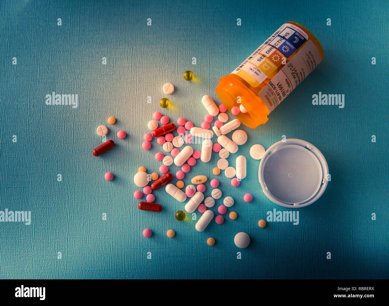 Comprimés comprimés capsule médicaments mélange de tas, antidépresseurs, antibiotiques, analgésiques courants sur un fond blanc bleu Banque D'Images