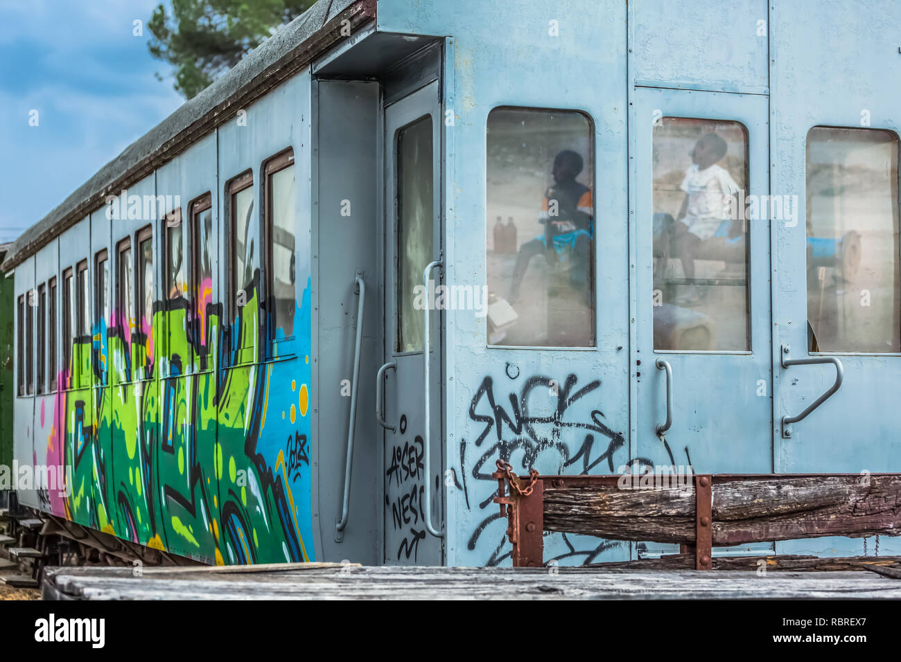 Viseu / Portugal - 10/02/2018 : vue d'un wagon abandonné avec graffiti street art et réflexion sur le verre des fenêtres enfants Banque D'Images