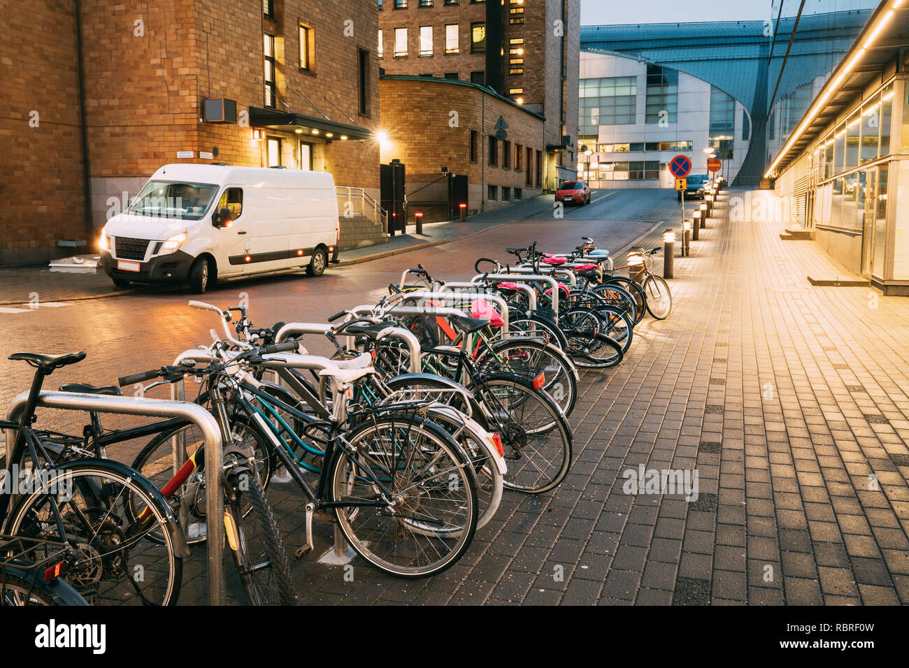 Helsinki, Finlande. Les vélos garés près des devantures en Postgrand Street. Vue sur rue dans les feux du soir. Banque D'Images