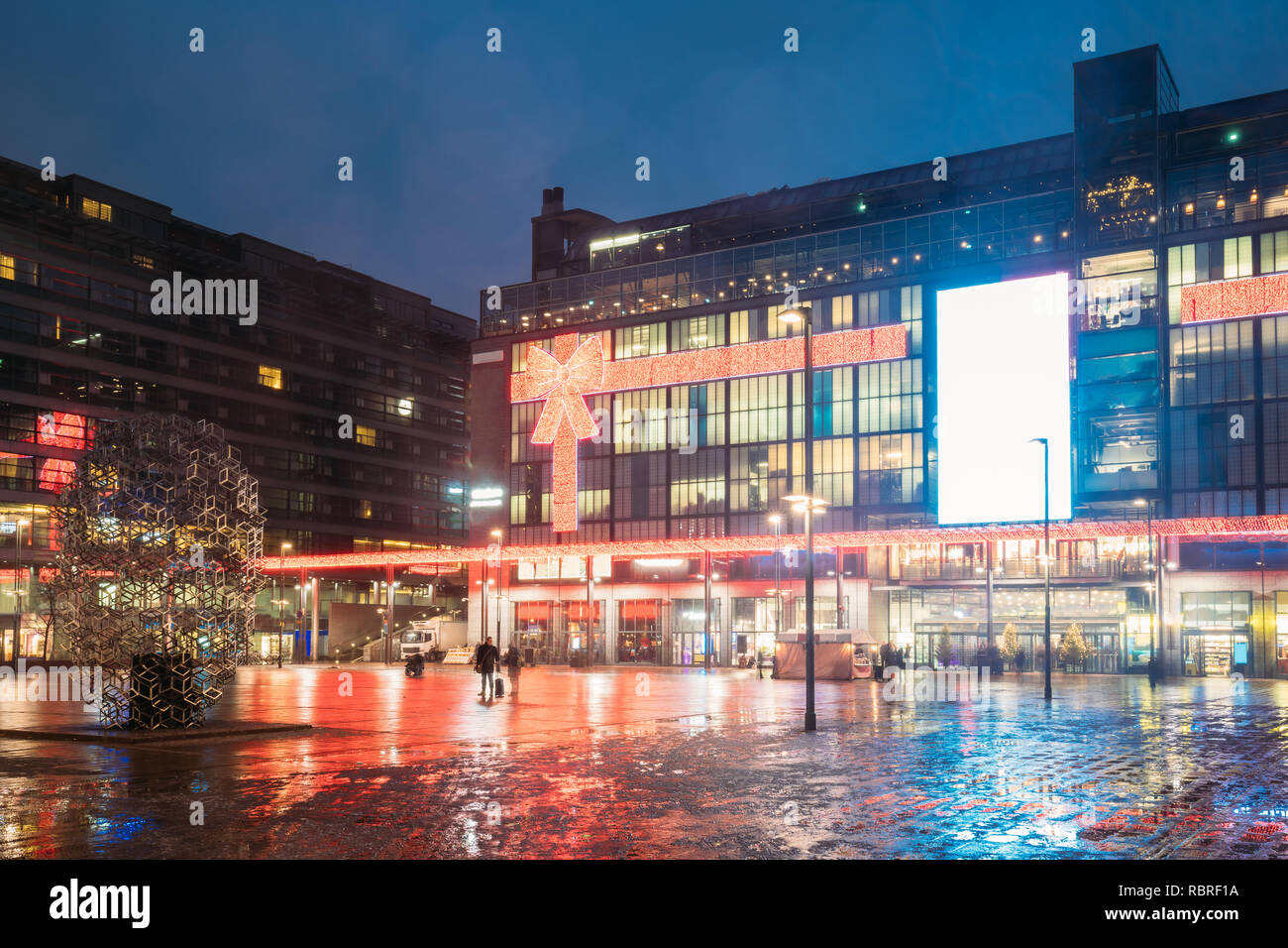 Helsinki, Finlande. Centre commercial de nuit Soir Illumination. Banque D'Images