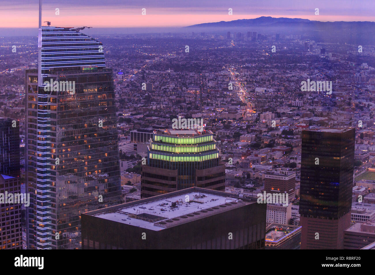 Vue aérienne de la ville de Los Angeles en Californie, États-Unis avec Hollywood Hills sur arrière-plan. Le centre-ville de la ville à partir de la plate-forme d'observation sur le 70ème étage. Crépuscule shot. Banque D'Images