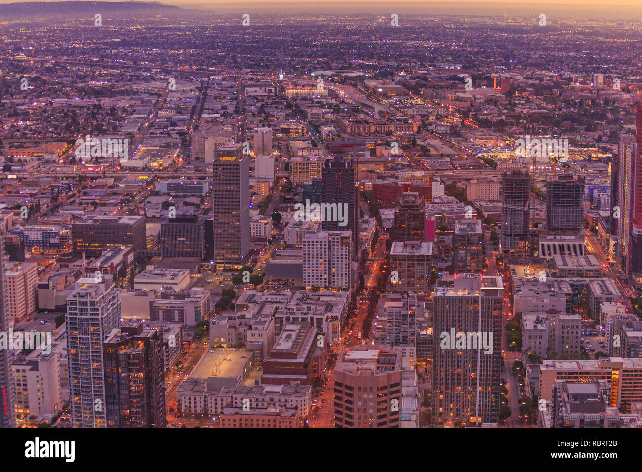 Vue aérienne de Los Angeles, en Californie, aux États-Unis. Détails de centre-ville de la ville à partir de la plate-forme d'observation sur le 70ème étage. Coucher du soleil la lumière. Banque D'Images