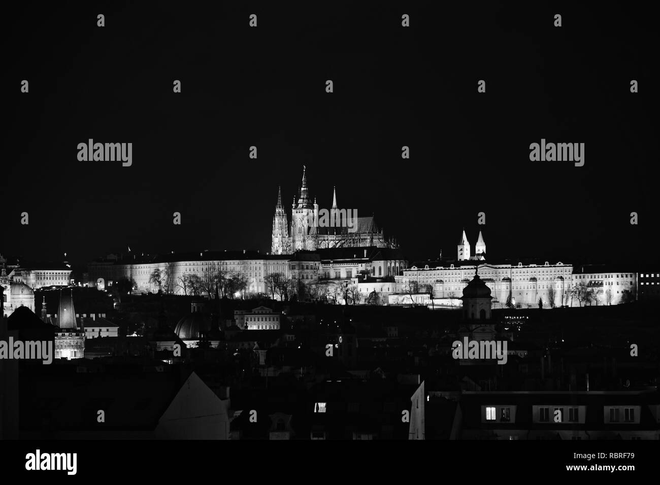 Magnifique vue sur le château de Prague la nuit Banque D'Images